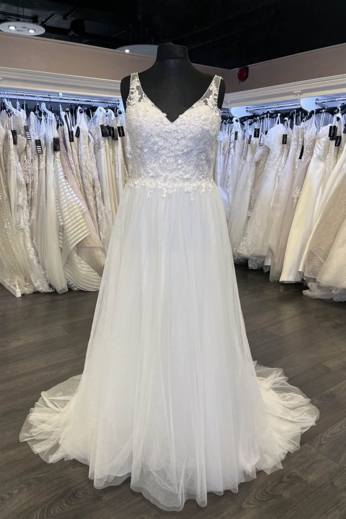 floaty Wedding dress, modern wedding dress, size 14 wedding dress, last minute bridal gown sale, cheap bridal gown, ivory bridal gown