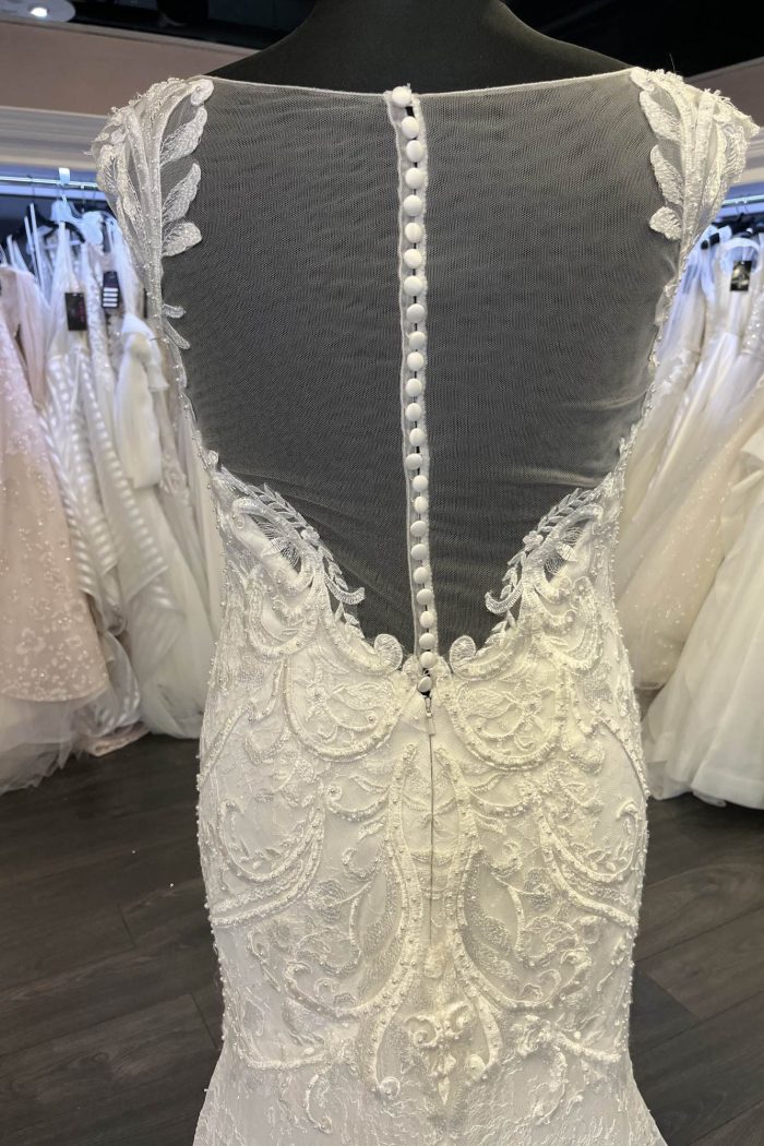 lace wedding dress, wedding dress under £500, fitted wedding dress, wedding dress with lace train, wedding dress with straps, vintage wedding dress