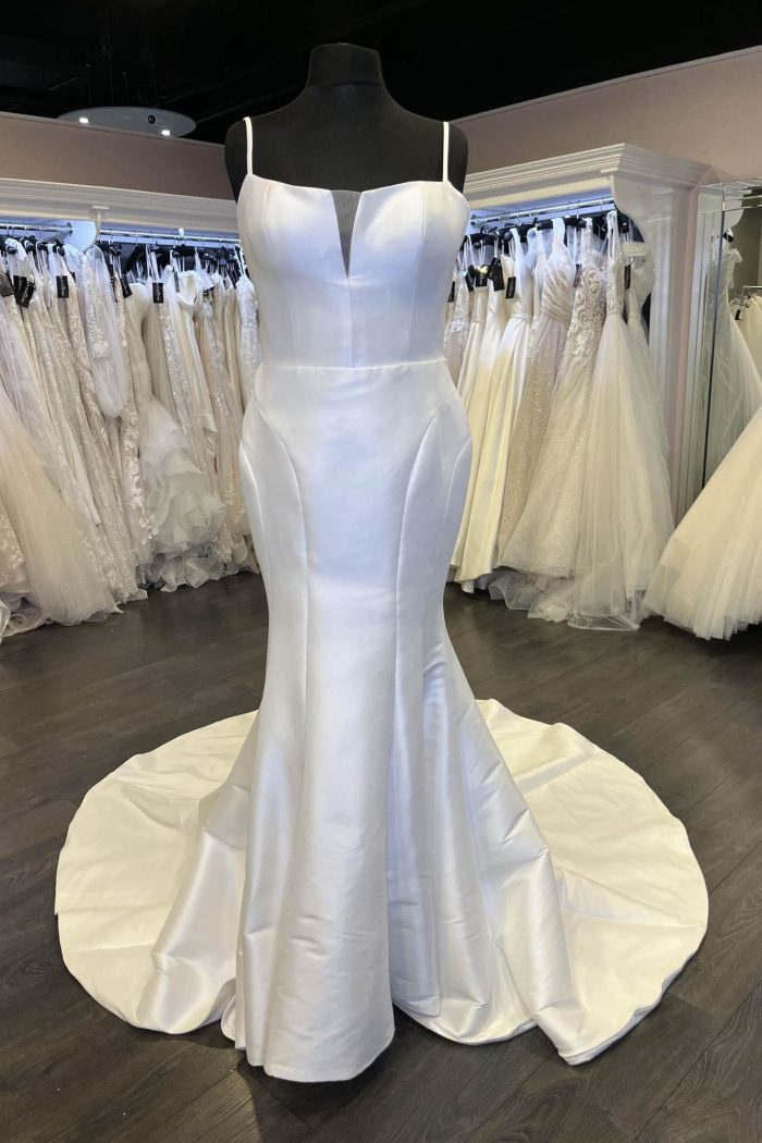 fitted wedding dress, ivory wedding dress, satin wedding dress, crepe wedding dress, modern bride, classic bride, classic wedding dress,