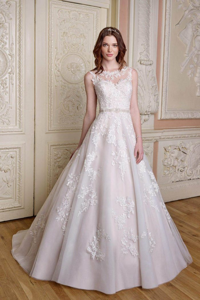 lace wedding dress, wedding dress under £1000, high neck wedding dress, traditional wedding dress, church wedding dress,